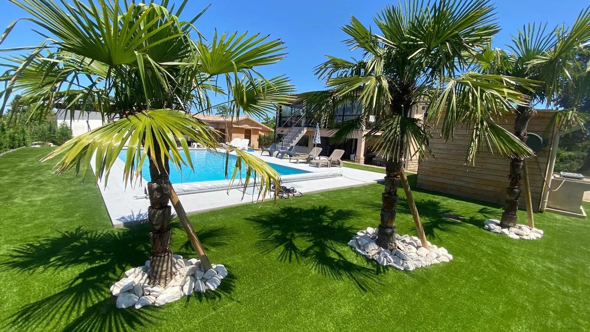 Logement Independant Chez L'Habitant Avec Piscine Commune Grieges France