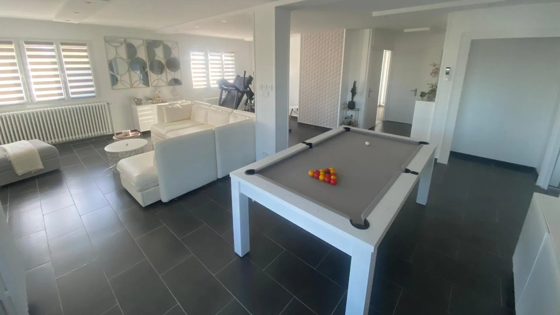 Logement Independant Chez L'Habitant Avec Piscine Commune Grieges France