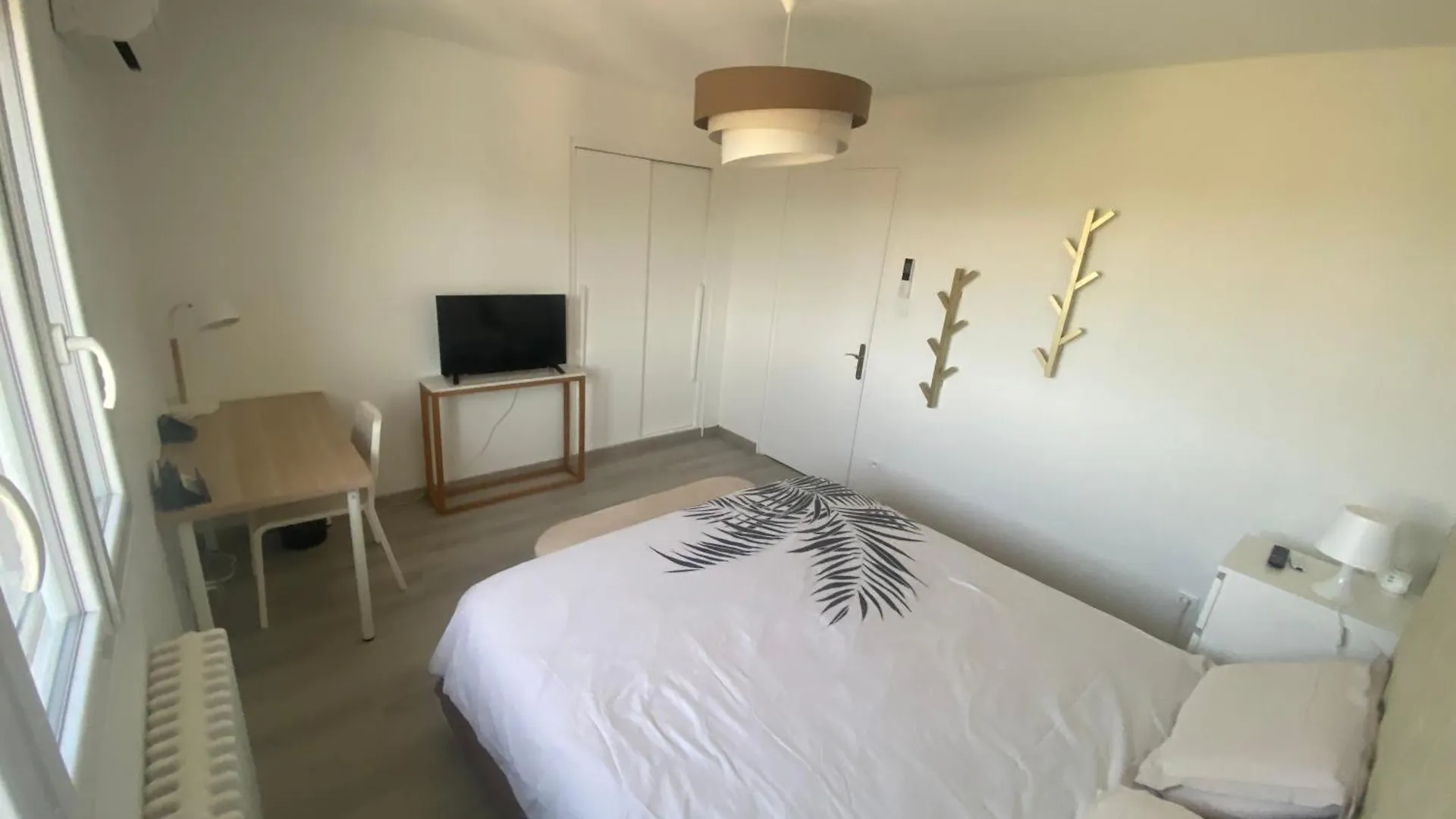 Logement Independant Chez L'Habitant Avec Piscine Commune Grieges 0*,  France