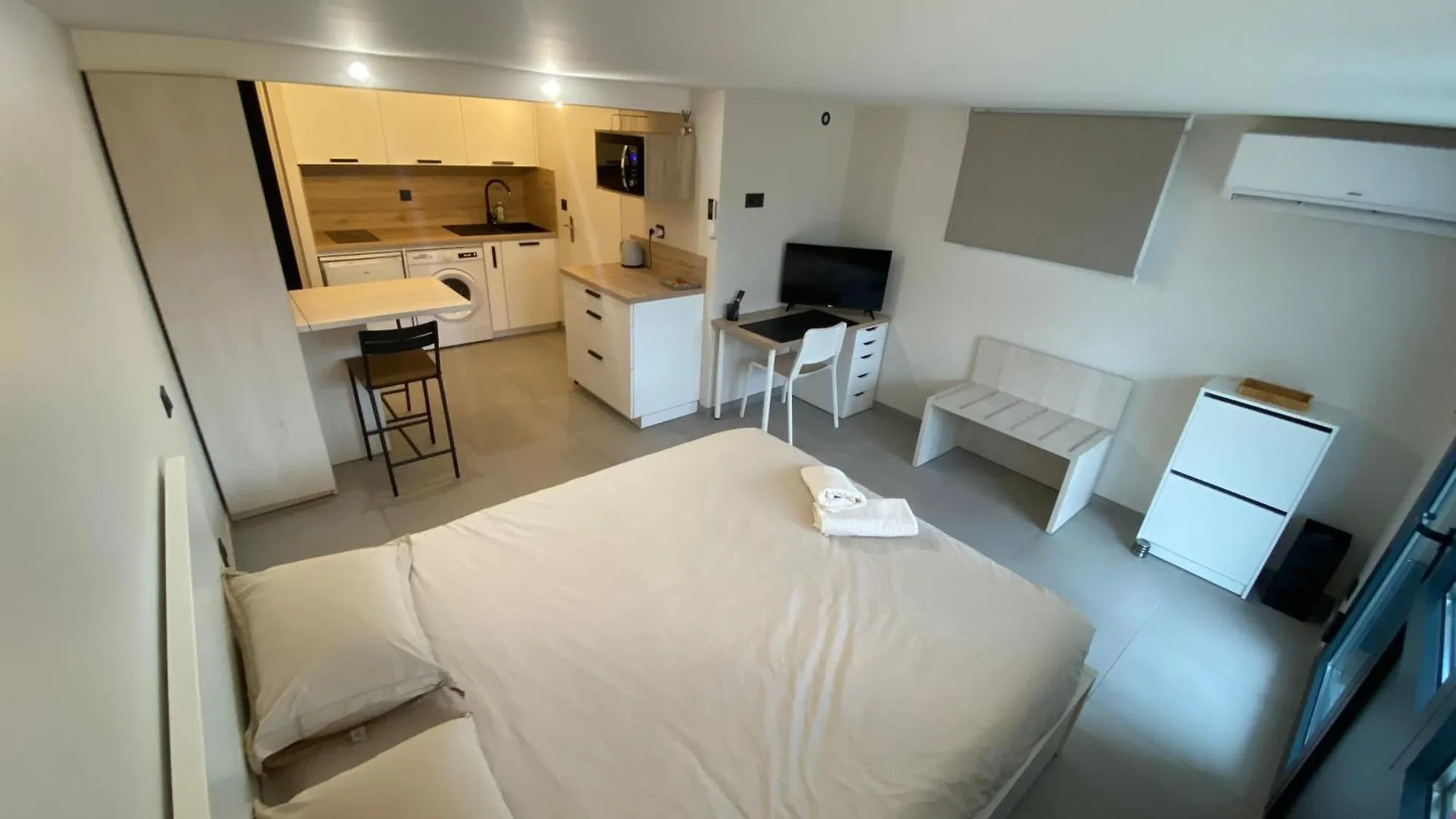 Logement Independant Chez L'Habitant Avec Piscine Commune Grieges 0*,