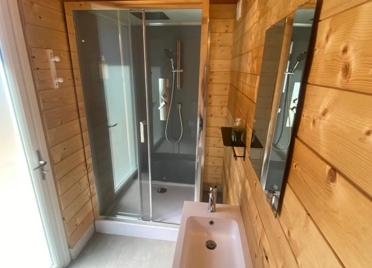 Apartment Logement Independant Chez L'Habitant Avec Piscine Commune Grieges France