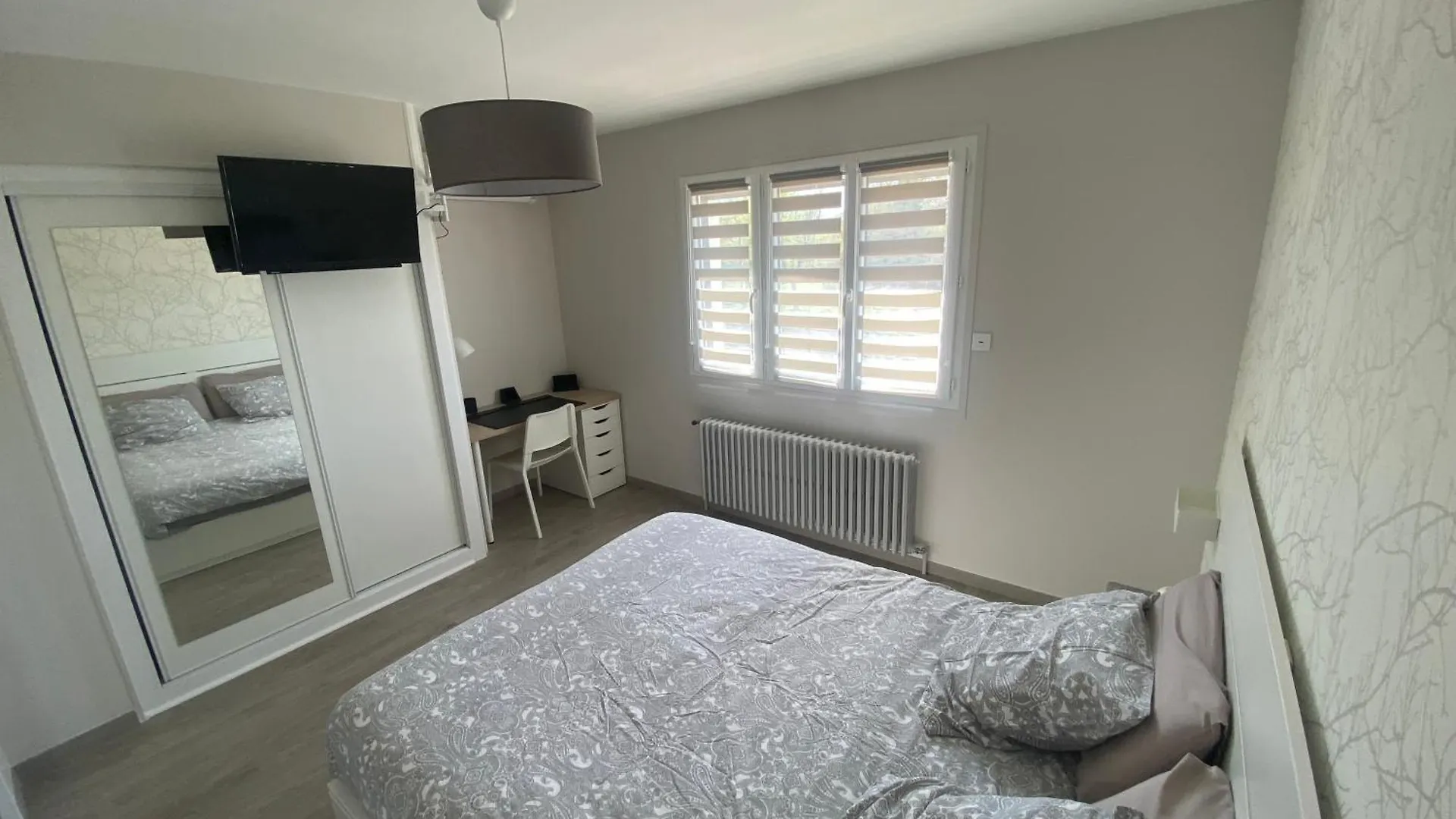 Apartment Logement Independant Chez L'Habitant Avec Piscine Commune Grieges France