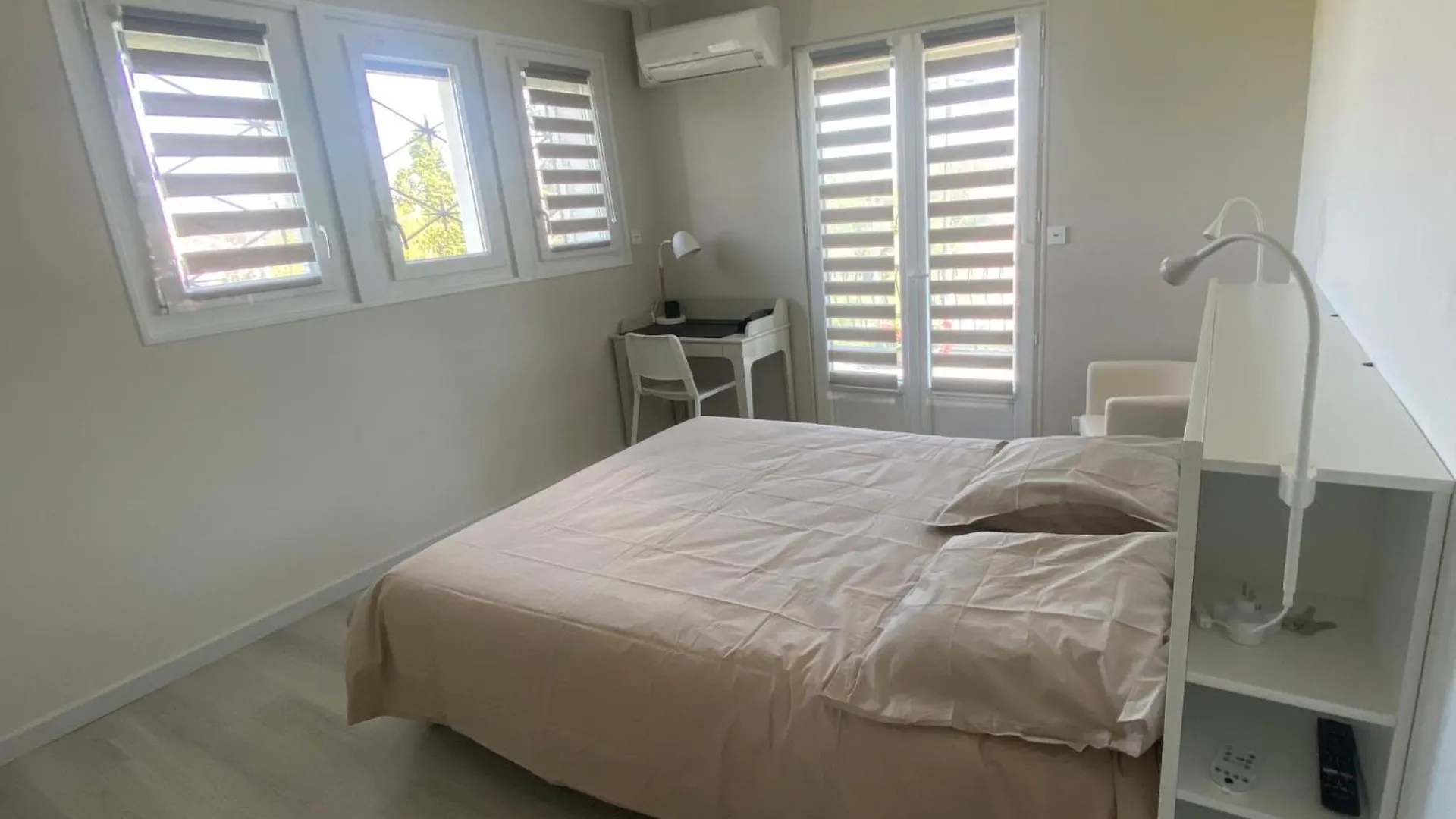Logement Independant Chez L'Habitant Avec Piscine Commune Grieges