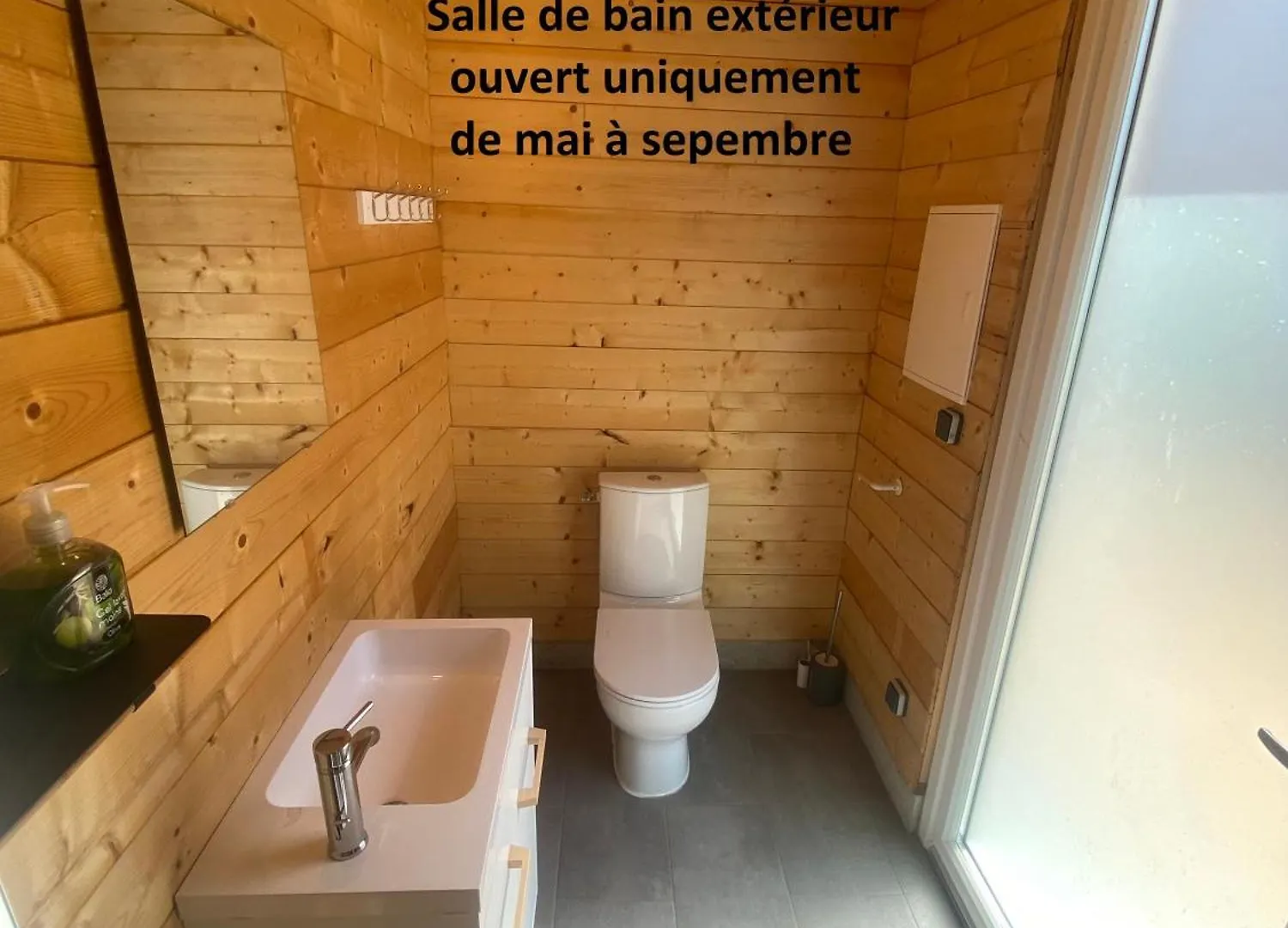 Logement Independant Chez L'Habitant Avec Piscine Commune Grieges